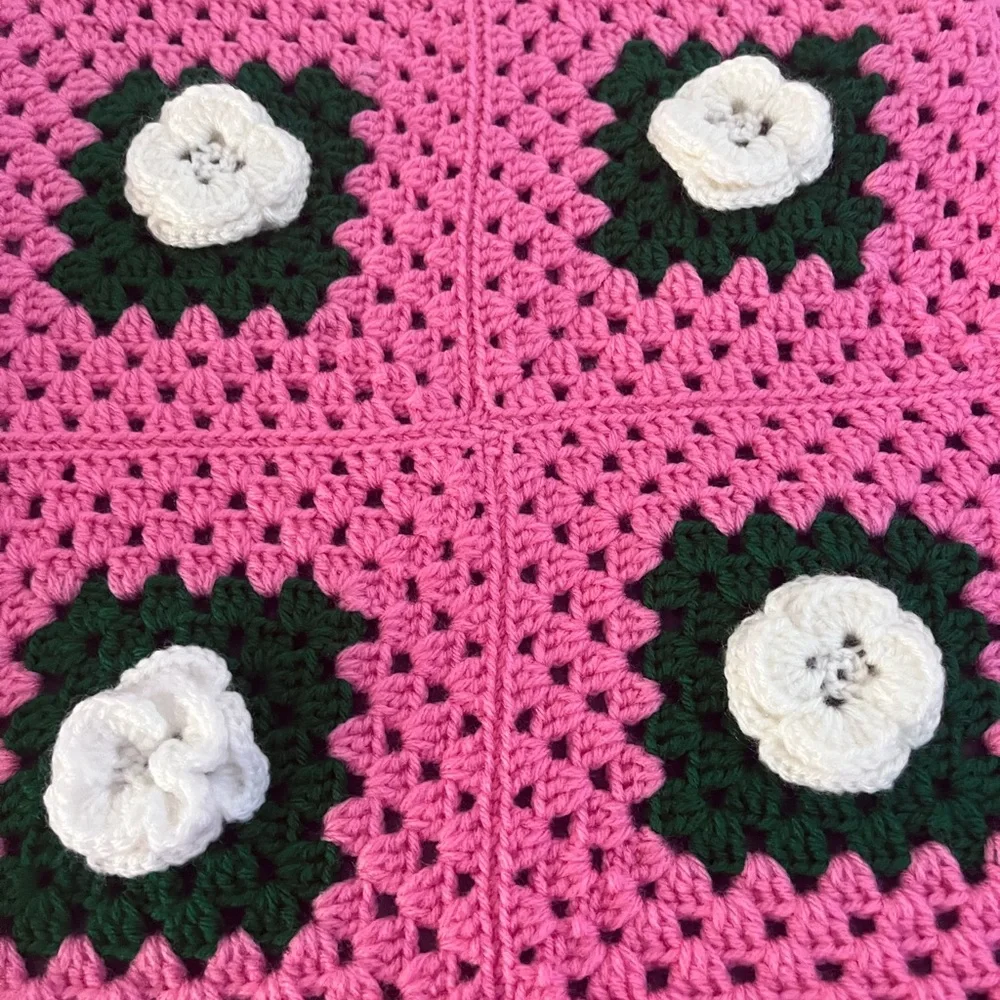 Pink Crochet Blanket with Floral Design granny core - Picture 2 of 5